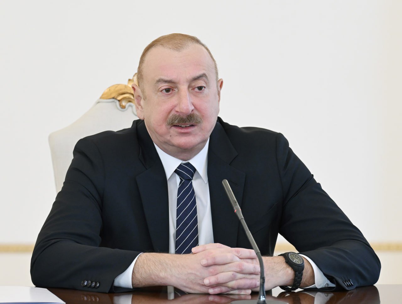 İlham Əliyev nəqliyyat məsələlərinə həsr olunmuş müşavirədə çıxış edib - FOTO/VİDEO - foto 6