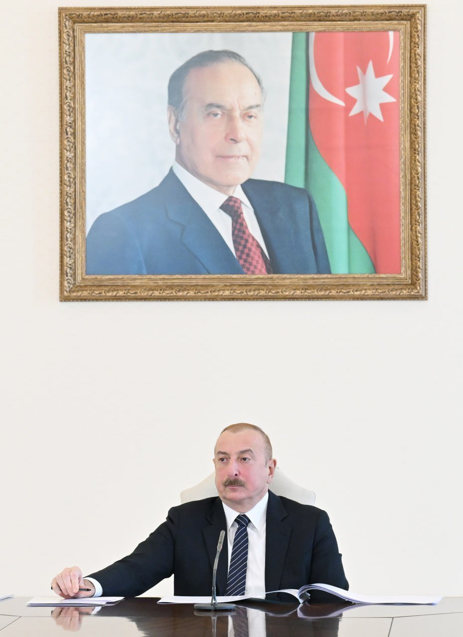 İlham Əliyev nəqliyyat məsələlərinə həsr olunmuş müşavirədə çıxış edib - FOTO/VİDEO - foto 8
