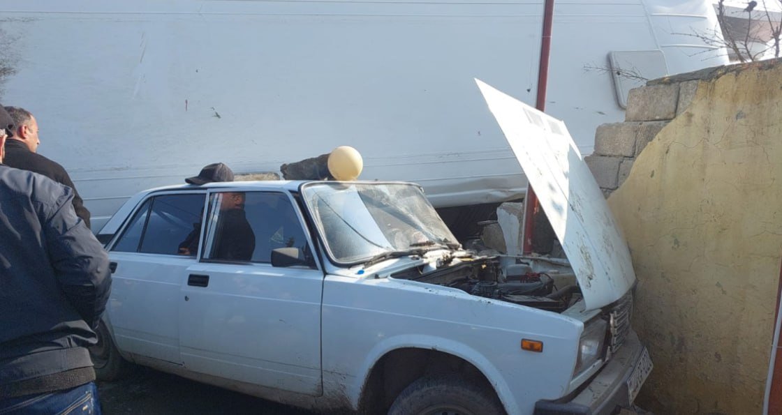 Lənkəranda sərnişin avtobusu aşdı: Xəsarət alanlar var - FOTO - foto 1