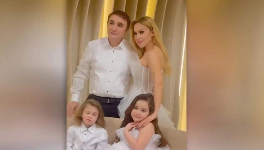 Rəqsanədən həyat yoldaşı və övladları ilə YENİ FOTOSESSİYA - VİDEO Rəqsanədən həyat yoldaşı və övladları ilə YENİ FOTOSESSİYA - VİDEO