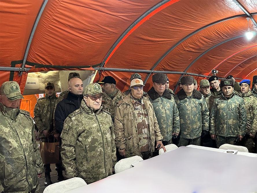 MN: Taktiki hava desantı qrupları dağlıq ərazidə döyüş tətbiqi üzrə tapşırıqları icra ediblər - FOTO - foto 6