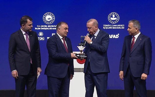 Ərdoğan Azərbaycan səfirini MÜKAFATLANDIRDI - VİDEO Ərdoğan Azərbaycan səfirini MÜKAFATLANDIRDI - VİDEO