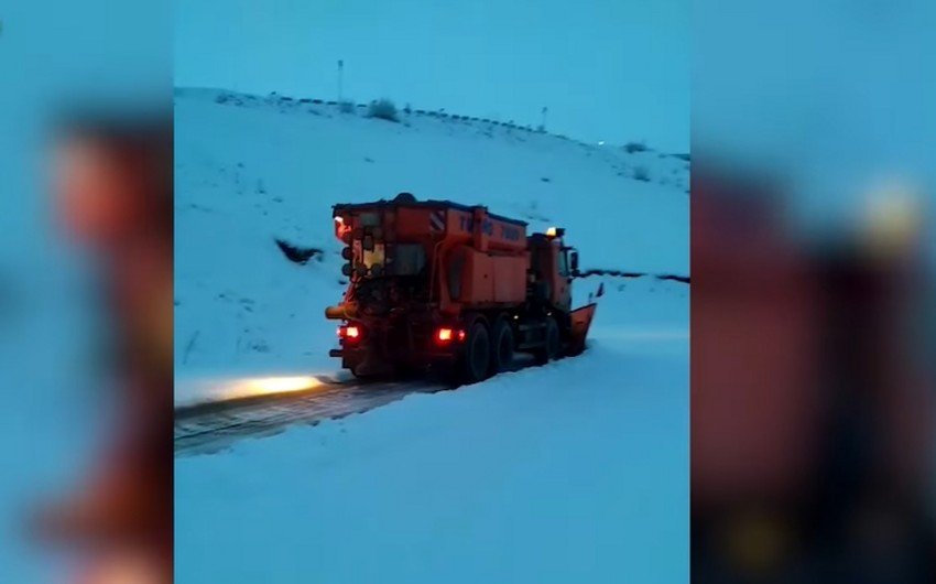 Rayonlarda yollar qar və buzdan belə təmizləndi &ndash; VİDEO 