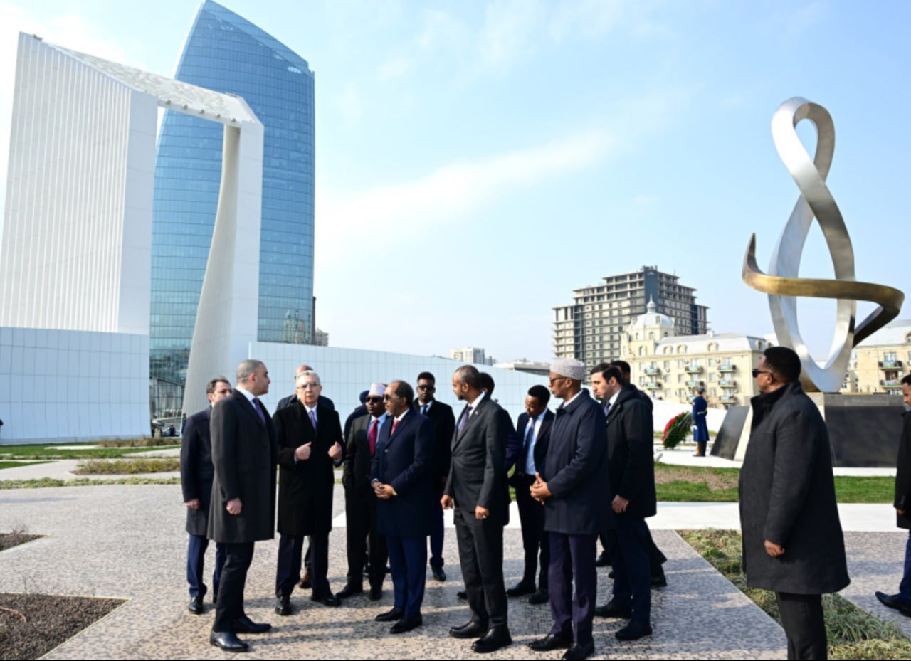 Somali Prezidenti Bakıda Zəfər parkını ziyarət etdi - FOTO - foto 1