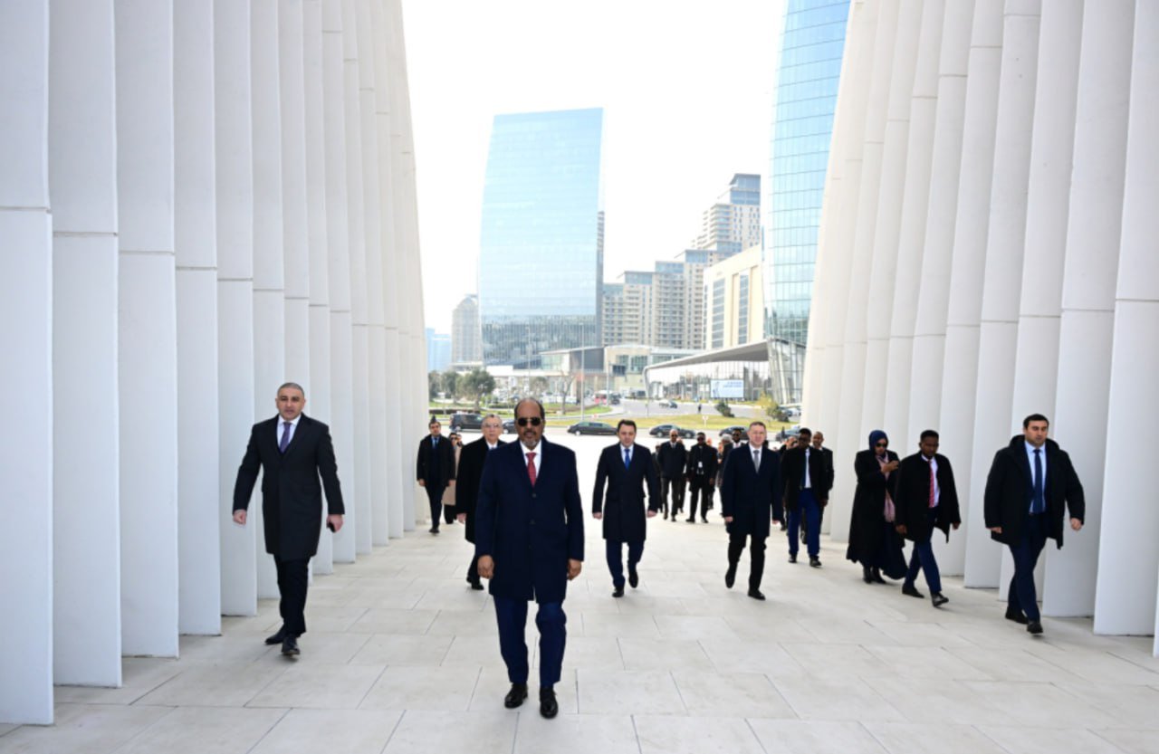 Somali Prezidenti Bakıda Zəfər parkını ziyarət etdi - FOTO - foto 3