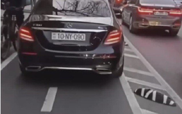 Velosiped yolu ilə hərəkət edən maşının sürücüsü cəzalandırıldı &ndash; VİDEO