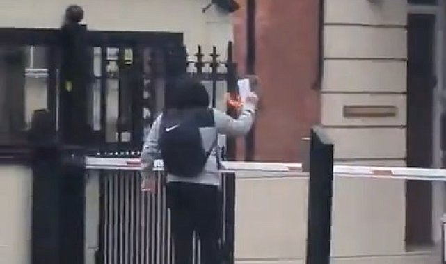 Türkiyənin Londondakı konsulluğunun qarşısında Quran yandırıldı – VİDEO Türkiyənin Londondakı konsulluğunun qarşısında Quran yandırıldı – VİDEO