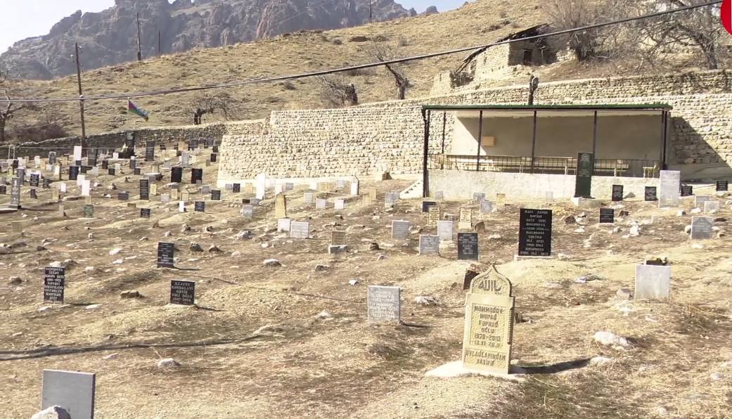 Bu kənddə eyni məzarda bir neçə nəfər dəfn olunur - VİDEO Bu kənddə eyni məzarda bir neçə nəfər dəfn olunur - VİDEO