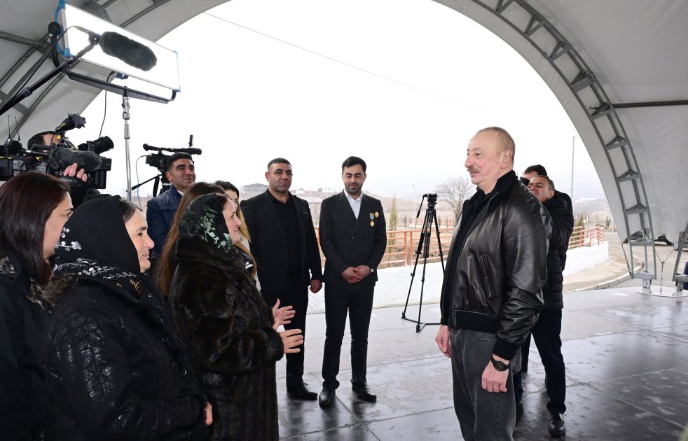 Prezident Xocalının Ballıca kəndinə köçən sakinlərlə GÖRÜŞDÜ - FOTO/VİDEO - foto 16