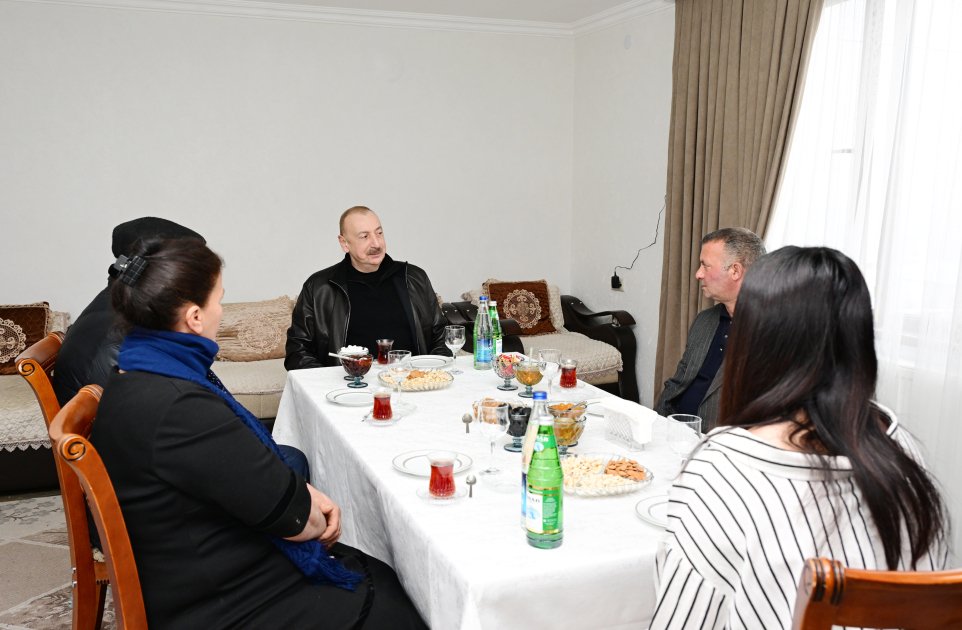 Prezident Xocalının Ballıca kəndinə köçən sakinlərlə GÖRÜŞDÜ - FOTO/VİDEO - foto 3
