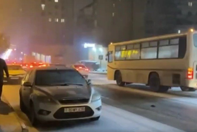 Bakıya yağan qar çətinliklər yaratdı, yollar buz bağladı - YENİLƏNİB/VİDEO