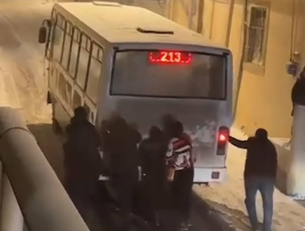 Yolda qalan avtobusu sərnişinlər itələdi &ndash; VİDEO