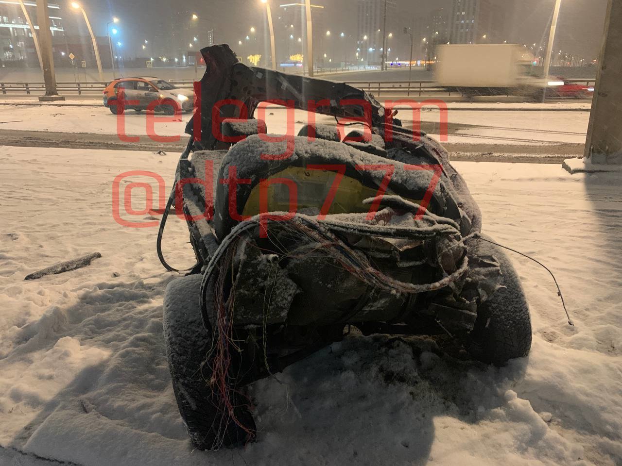 Çin avtomobili qəzada 2 yerə bölündü – 