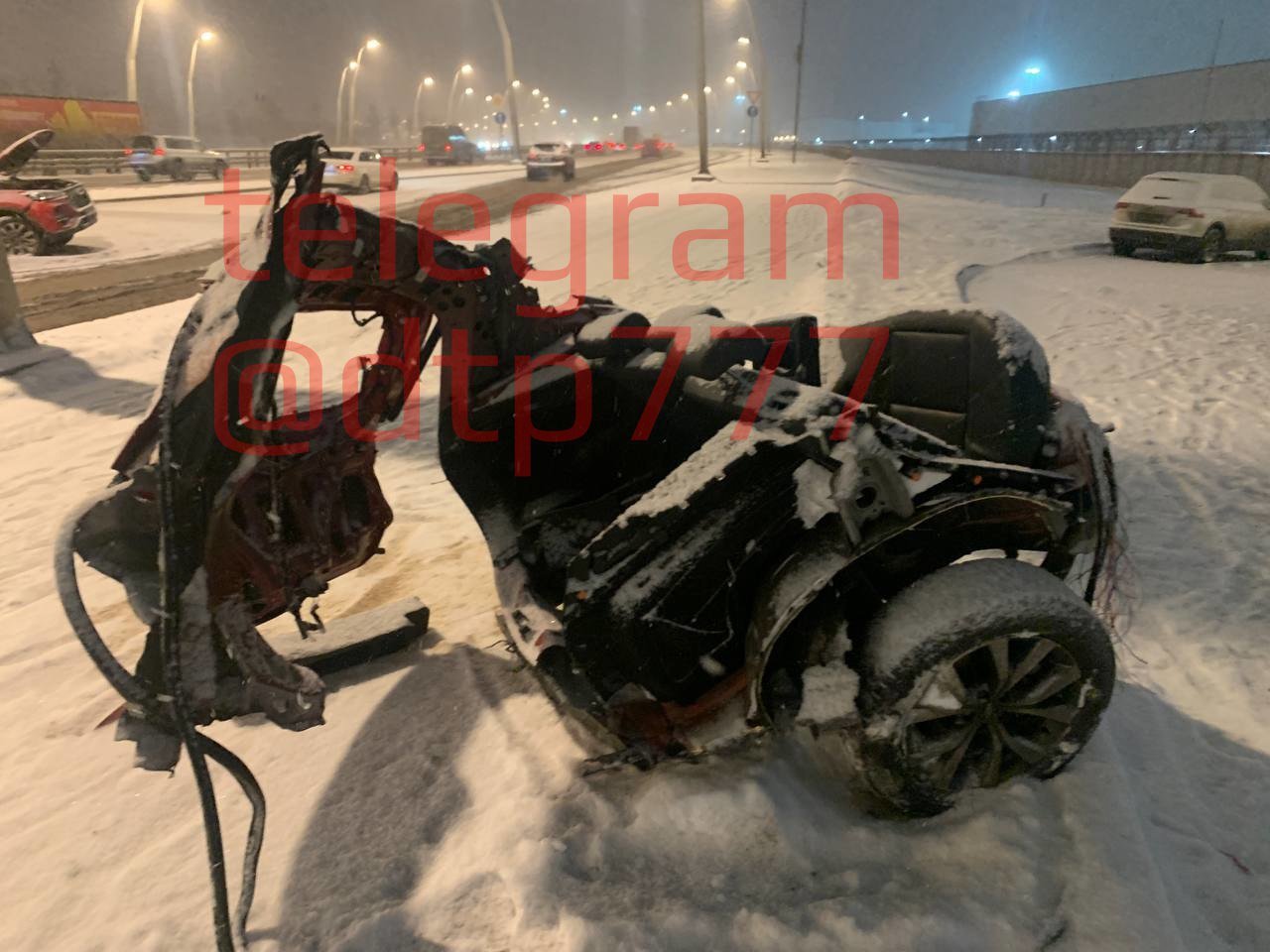 Çin avtomobili qəzada 2 yerə bölündü – 