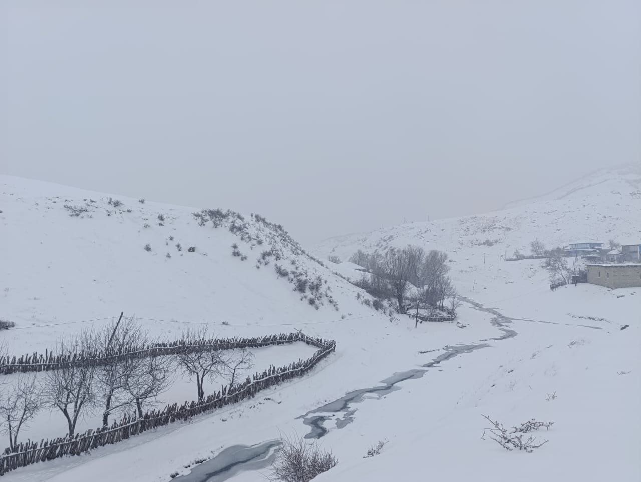Altıağac qəsəbəsində qarlı havanın füsunkar mənzərəsi &ndash; FOTO