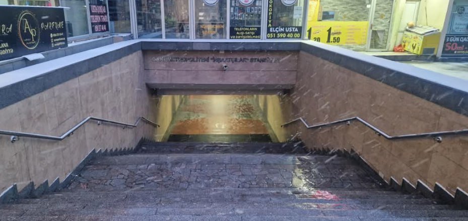 Metro stansiyalarının girişləri qardan təmizlənir - FOTO - foto 4