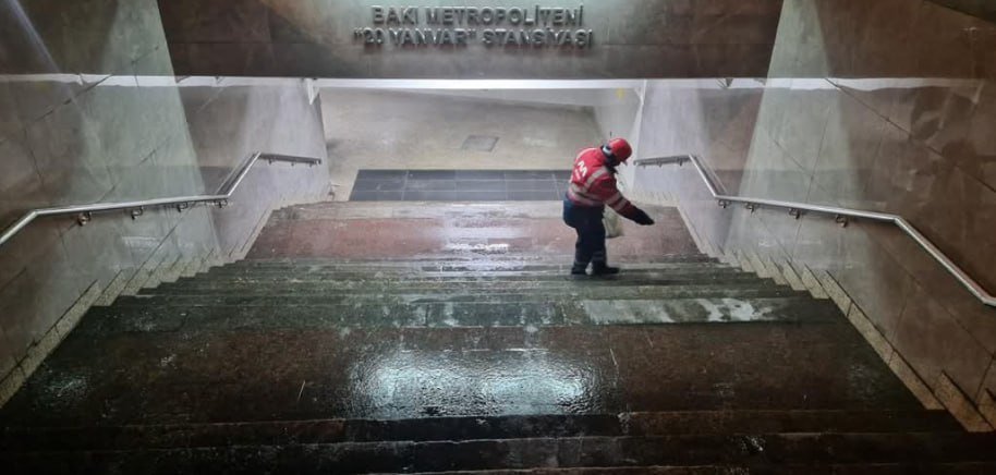 Metro stansiyalarının girişləri qardan təmizlənir - FOTO - foto 2