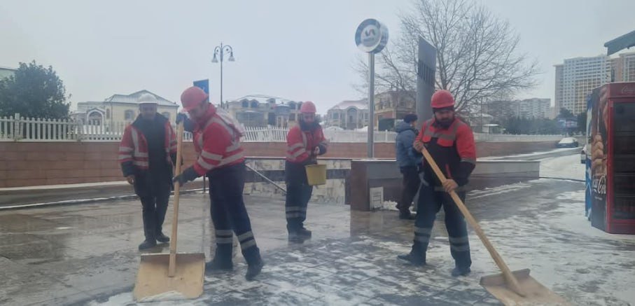 Metro stansiyalarının girişləri qardan təmizlənir - FOTO - foto 1