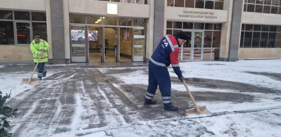 Metro stansiyalarının girişləri qardan təmizlənir - FOTO - foto 3