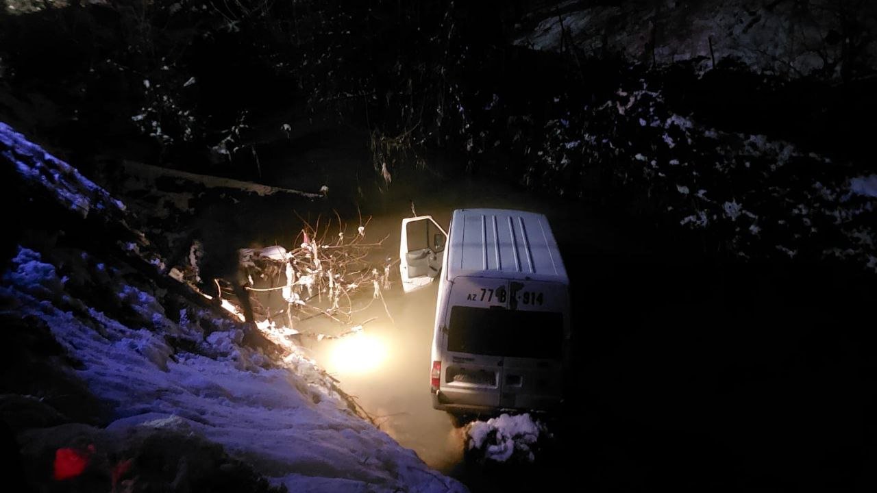 Lənkəranda yük maşını çaya aşdı, sürücü xəsarət aldı - FOTO - foto 1