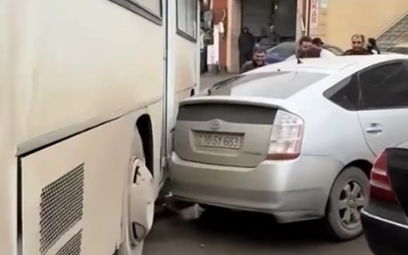 Bakıda avtobus yol kənarında dayanan avtomobilə çırpıldı - VİDEO Bakıda avtobus yol kənarında dayanan avtomobilə çırpıldı - VİDEO