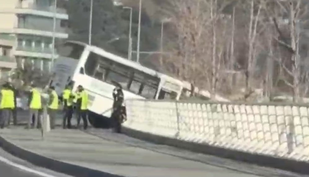 Bakıda sərnişin avtobusu bulvara &ldquo;girdi&rdquo; &ndash; VİDEO