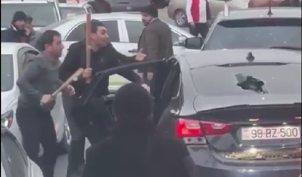 Bakıda yolun ortasında avtomobilə hücum çəkənlər tutuldu &ndash; RƏSMİ - VİDEO