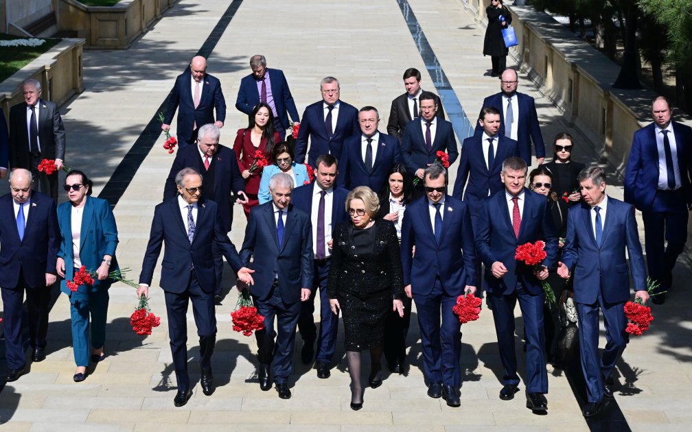 Matviyenko Şəhidlər xiyabanını ziyarət etdi – FOTO - foto 1