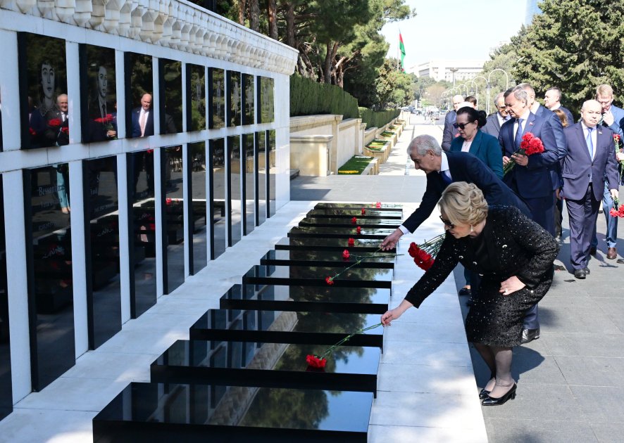 Matviyenko Şəhidlər xiyabanını ziyarət etdi – FOTO - foto 2