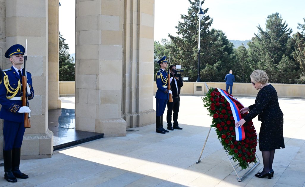 Matviyenko Şəhidlər xiyabanını ziyarət etdi – FOTO - foto 4