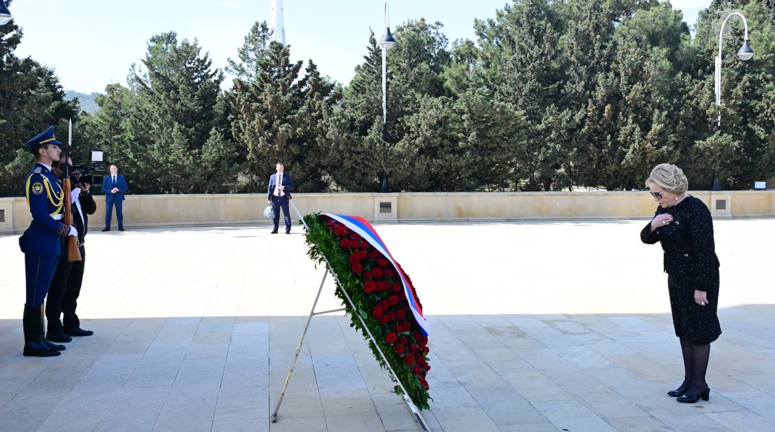 Matviyenko Şəhidlər xiyabanını ziyarət etdi – FOTO - foto 5