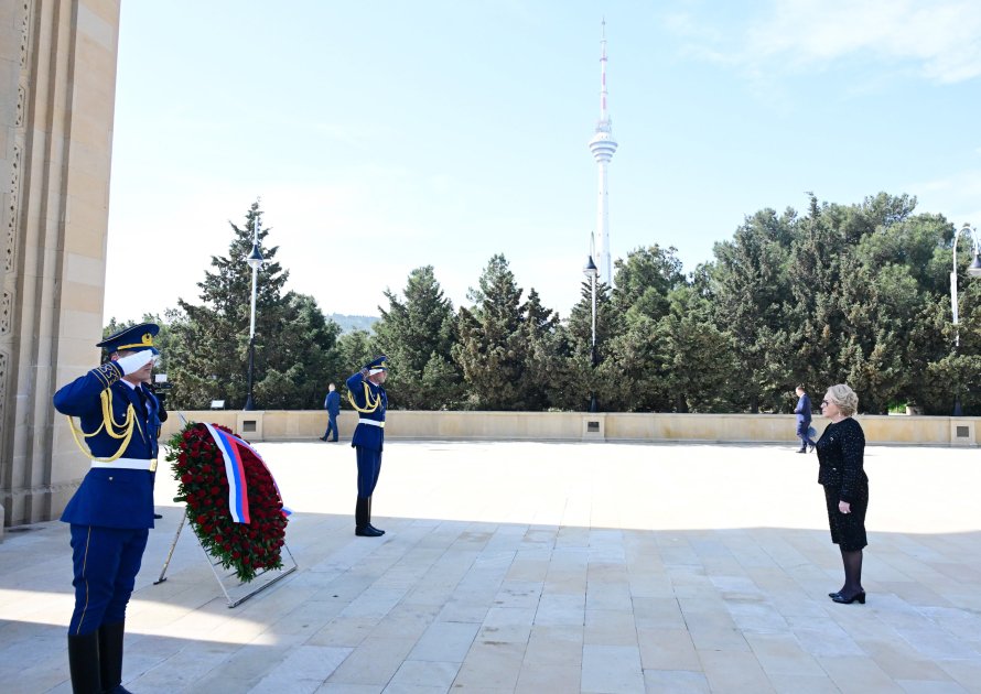 Matviyenko Şəhidlər xiyabanını ziyarət etdi – FOTO - foto 3