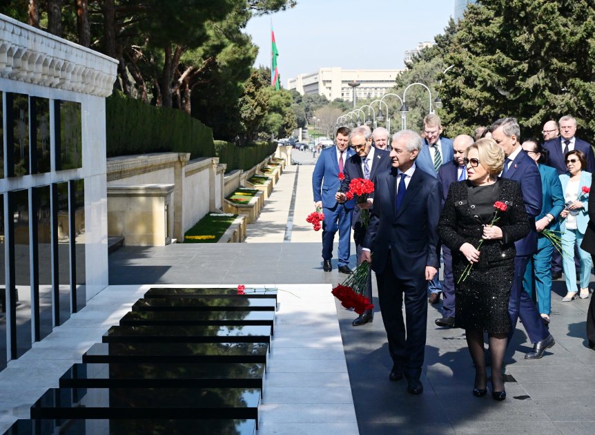 Matviyenko Şəhidlər xiyabanını ziyarət etdi &ndash; FOTO