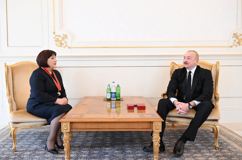 İlham Əliyev Sahibə Qafarovaya “Şərəf” ordenini təqdim etdi - FOTO-VİDEO - foto 2