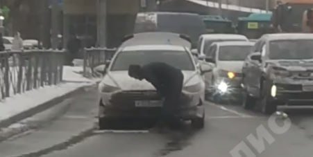 Yolun ortasında namaz qıldı, böyük tıxaca səbəb oldu &ndash; VİDEO