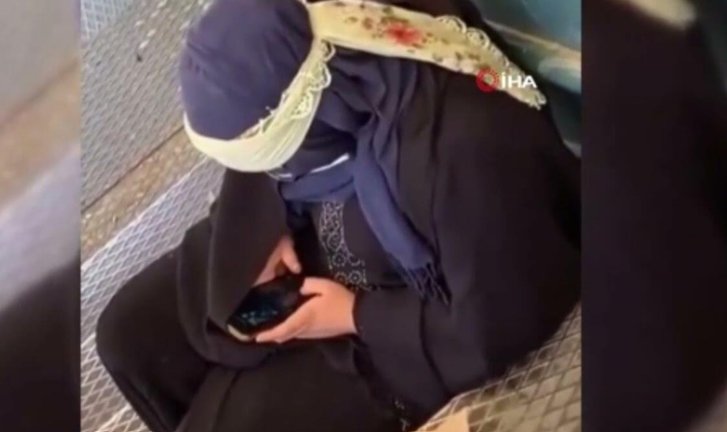 Dilənçi qadının "iPhone" markalı telefonu GÜNDƏM oldu - VİDEO