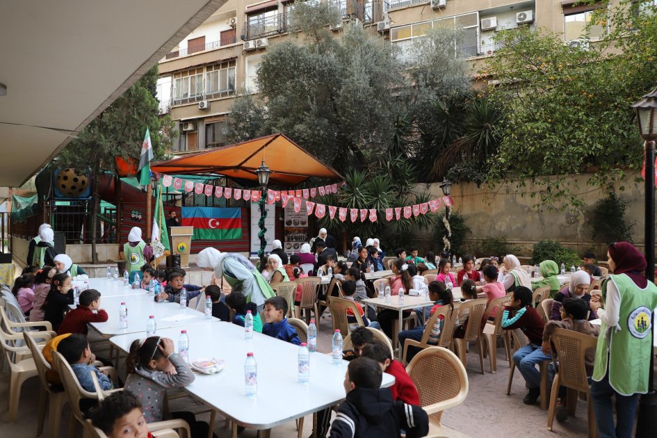 Azərbaycanın Suriyadakı səfirliyi Dəməşqdə kimsəsiz uşaqlar üçün iftar süfrələri təşkil etdi – FOTO - foto 6