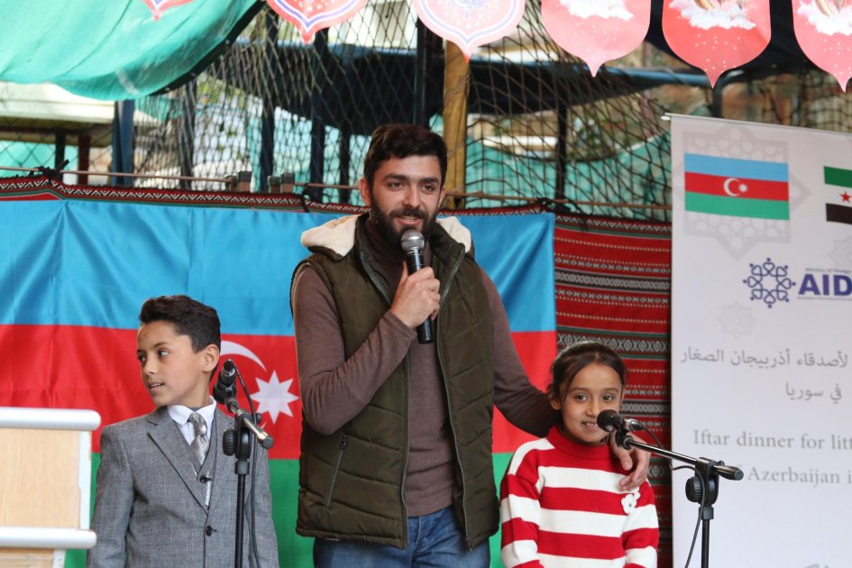 Azərbaycanın Suriyadakı səfirliyi Dəməşqdə kimsəsiz uşaqlar üçün iftar süfrələri təşkil etdi – FOTO - foto 5