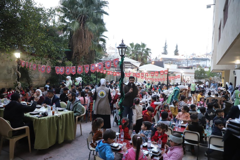 Azərbaycanın Suriyadakı səfirliyi Dəməşqdə kimsəsiz uşaqlar üçün iftar süfrələri təşkil etdi – FOTO - foto 3