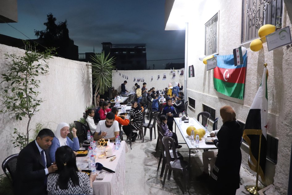 Azərbaycanın Suriyadakı səfirliyi Dəməşqdə kimsəsiz uşaqlar üçün iftar süfrələri təşkil etdi – FOTO - foto 7