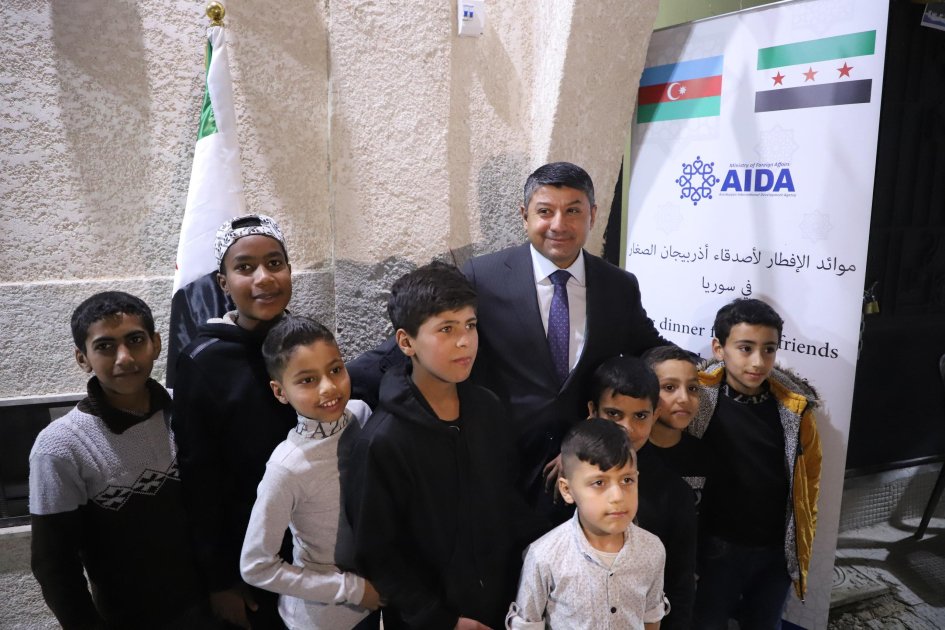Azərbaycanın Suriyadakı səfirliyi Dəməşqdə kimsəsiz uşaqlar üçün iftar süfrələri təşkil etdi – FOTO - foto 11