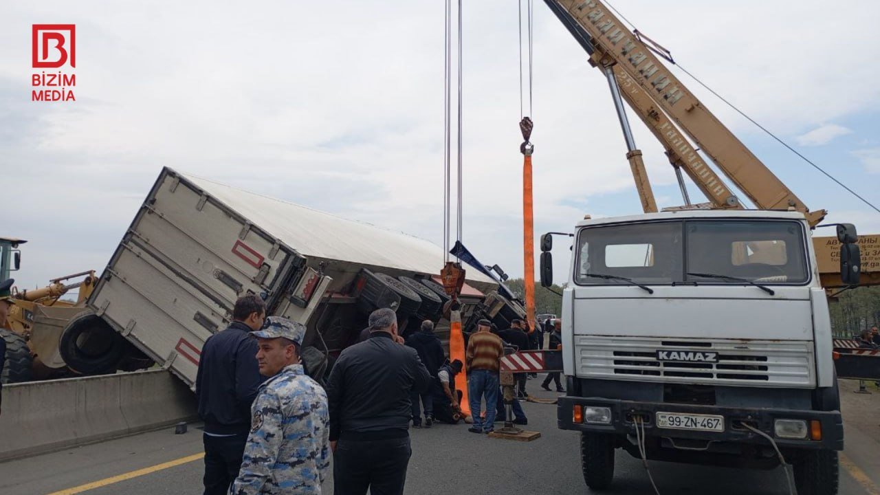Masallıda ağır tonnajlı yük avtomobili aşdı, hərəkət dayandı - VİDEO - foto 3