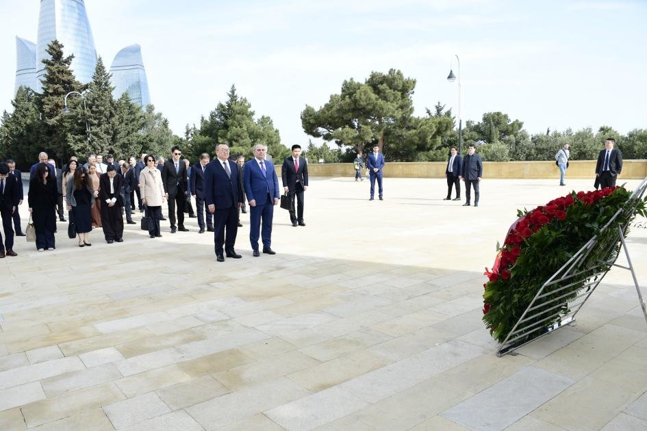 Çin Kommunist Partiyasının nümayəndə heyəti Ümummilli Liderin məzarını və Şəhidlər xiyabanını ziyarət etdi - FOTO - foto 3