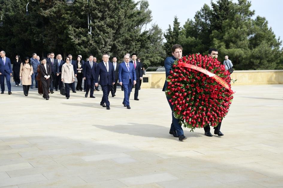 Çin Kommunist Partiyasının nümayəndə heyəti Ümummilli Liderin məzarını və Şəhidlər xiyabanını ziyarət etdi - FOTO - foto 1
