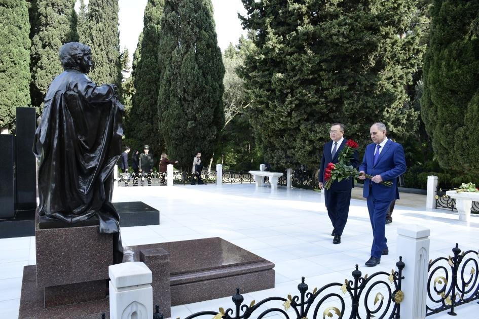 Çin Kommunist Partiyasının nümayəndə heyəti Ümummilli Liderin məzarını və Şəhidlər xiyabanını ziyarət etdi - FOTO - foto 4