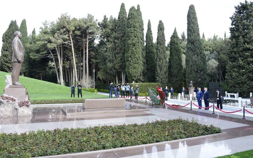 Çin Kommunist Partiyasının nümayəndə heyəti Ümummilli Liderin məzarını və Şəhidlər xiyabanını ziyarət etdi - FOTO