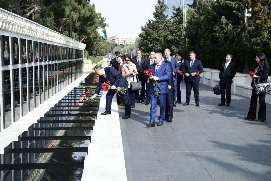 Çin Kommunist Partiyasının nümayəndə heyəti Ümummilli Liderin məzarını və Şəhidlər xiyabanını ziyarət etdi - FOTO - foto 5