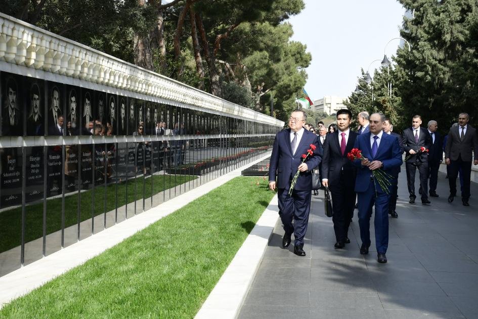 Çin Kommunist Partiyasının nümayəndə heyəti Ümummilli Liderin məzarını və Şəhidlər xiyabanını ziyarət etdi - FOTO - foto 2