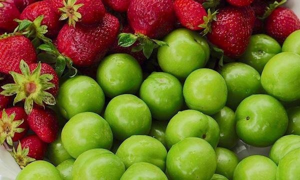 Alça və çiyələyin qiyməti əl yandırır - VİDEO Alça və çiyələyin qiyməti əl yandırır - VİDEO