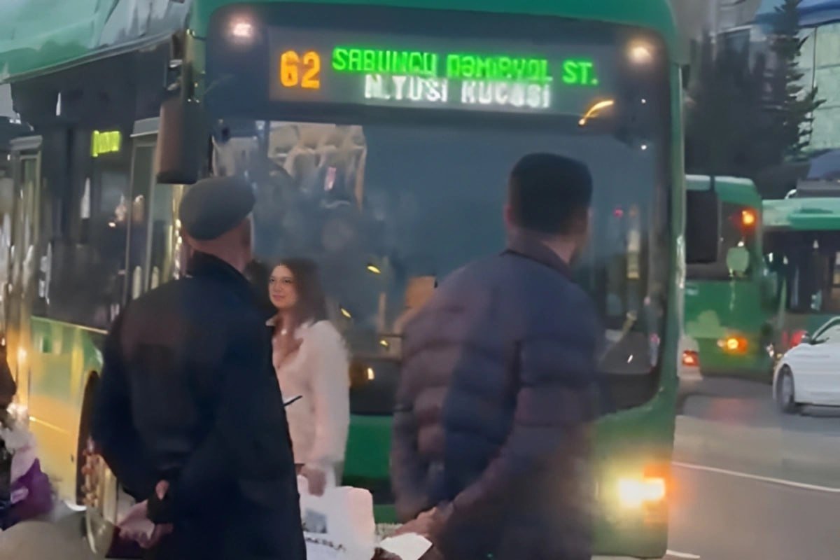 Bakubus YOLDA QALDI: "Sərnişinlər çoxdur, avtobus hərəkət etmir" Bakubus YOLDA QALDI: "Sərnişinlər çoxdur, avtobus hərəkət etmir"